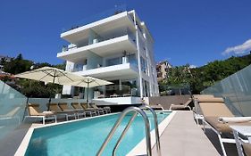 Designed Apartment With Swimming Pool Near The Beach